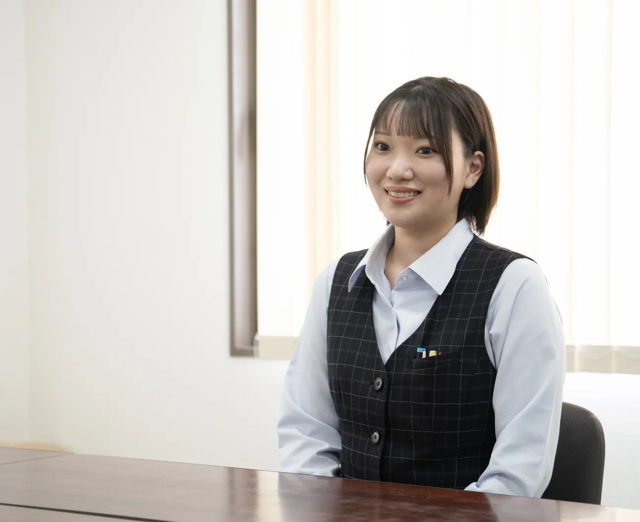 笑顔でインタビューに答える栗林さん