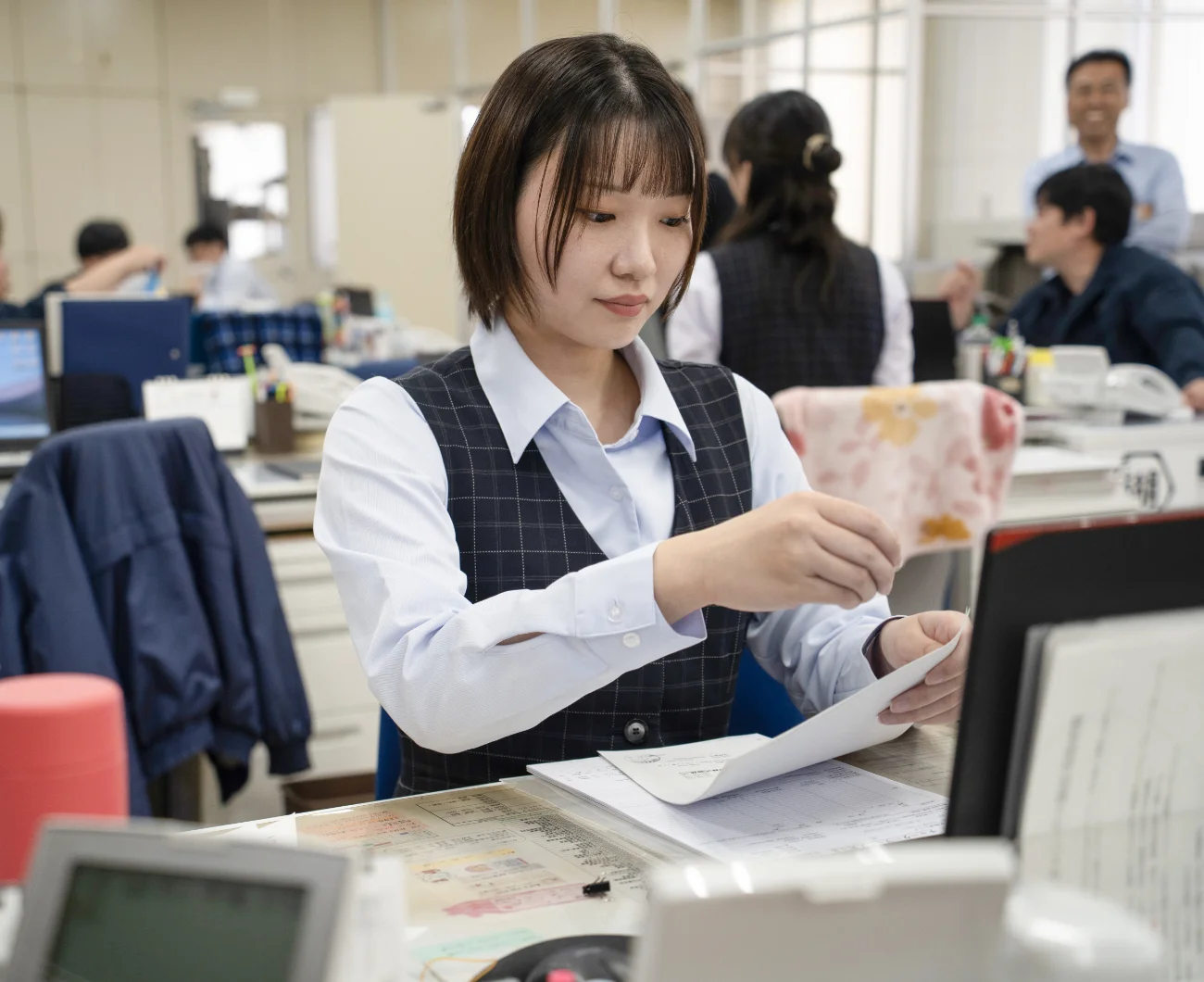 真剣な顔で業務をすすめる栗林さん